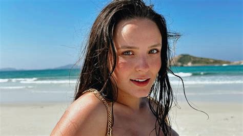 Novinha na PRAIA pelada .